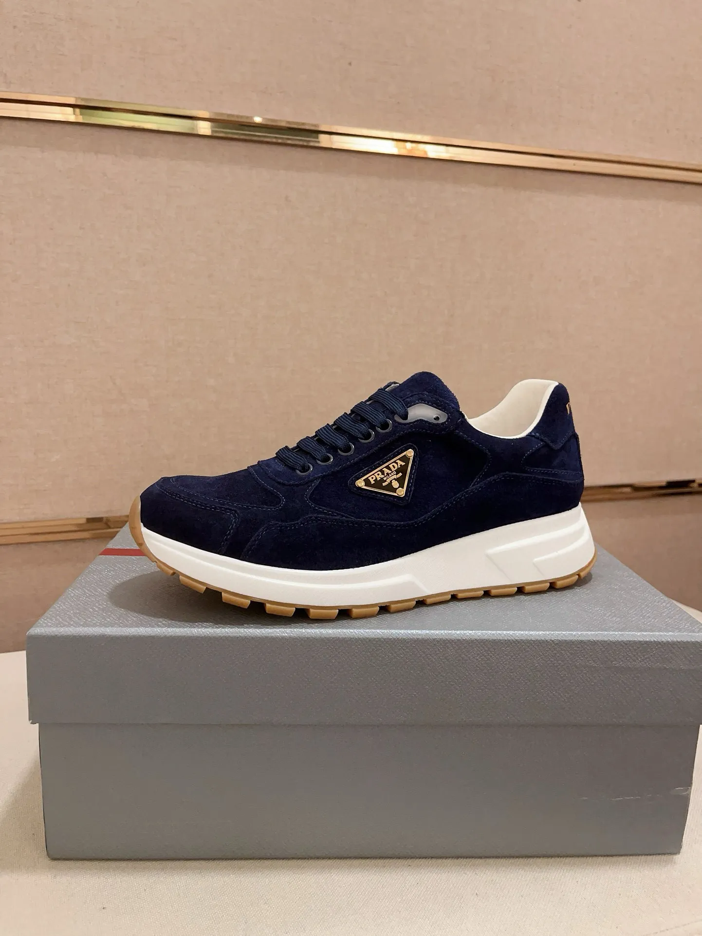 Men's shoes 💰 580💰 ✔️✔️✔️High-quality new PRADA counters are launched simultaneously. The new men's shoes and 😘 fabrics are made of selected first-layer cowhide with superb craftsmanship. Lining: Full cowhide lining. 👍🏿 High-end ☄️ air-cushion molded anti-slip rubber outsole, exquisite lines, simple and elegant, comfortable and high-end for leisure travel. Code number: 38 to 45 (can be customized to 46 to 47, non-refundable)
